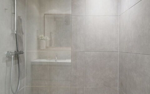 Benthe - 100M from the Sea: Piso, Pared, Baño, Suelo, Arreglo De Tubería, Diseño De Interiores, Loseta, Alcachofa De La Ducha, Material Compuesto, Ducha