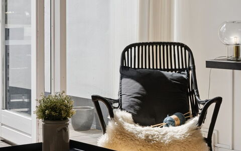 Benthe - 100M from the Sea: Mueble, Diseño De Interiores, Silla, Sala, Amortiguar, Habitación, Arrojar La Almohada, Mimbre, Material Natural, Almohada