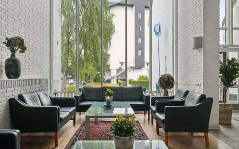 Benthe - 100M from the Sea: Diseño De Interiores, Sofá, Sala, Mueble, Piso, Techo, Casa, Departamento, Planta De Casa