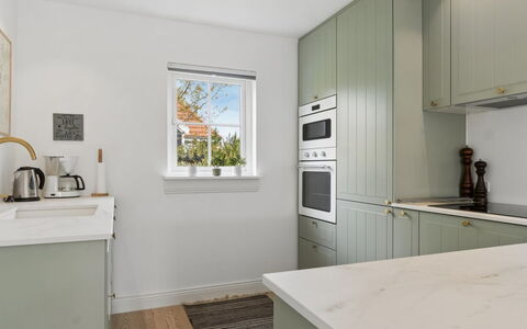 Franka - 1.1Km from the Sea: Diseño De Interiores, Piso, Madera, Mostrador, Cocina, Techo, Gabinetes, Suelo, Aparato De Cocina, Mueble