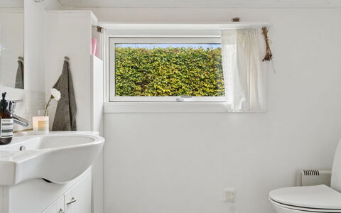 Aleksia - 1.4Km from the Sea: Arreglo De Tubería, Diseño De Interiores, Piso, Suelo, Baño, Lavabo, Grifo, Plomería, Techo, Lavabo Del Baño