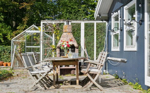 Aleksia - 1.4Km from the Sea: Vegetación, Arbusto, Primavera, Cabaña, Jardín, Sombra, Patio Interior, Yarda, Silla