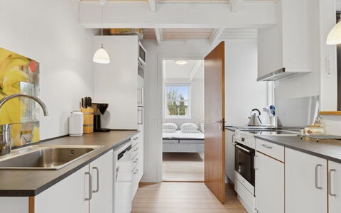Gittel - 200M from the Sea: Cocina, Mostrador, Diseño De Interiores, Piso, Aparato De Cocina, Madera, Suelo, Mueble, Electrodoméstico, Techo