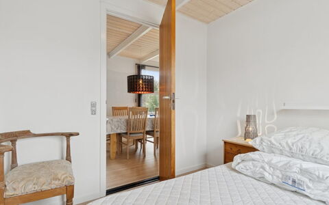 Gittel - 200M from the Sea: Mueble, Cama, Diseño De Interiores, Piso, Suelo, Habitación, Madera, Techo, Habitación, Sábana