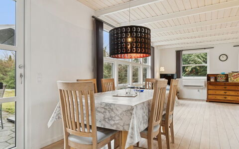 Gittel - 200M from the Sea: Mueble, Diseño De Interiores, Piso, Suelo, Madera, Techo, Lámpara, Silla, Habitación, Comedor