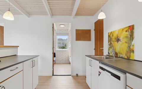 Gittel - 200M from the Sea: Cocina, Piso, Mostrador, Diseño De Interiores, Madera, Suelo, Techo, Gabinetes, Suelos De Madera, Mueble