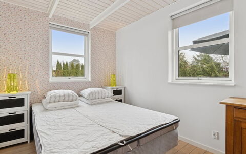 Gittel - 200M from the Sea: Habitación, Madera, Diseño De Interiores, Cama, Techo, Suelo, Sábana, Piso, Lecho, Casa