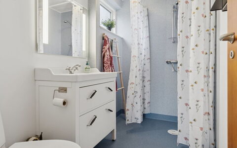 Gittel - 200M from the Sea: Diseño De Interiores, Piso, Suelo, Arreglo De Tubería, Baño, Techo, Habitación, Espejo, Plomería, Mueble De Baño