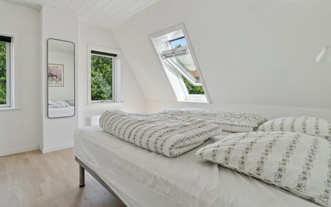 Skjold - 250M from the Sea: Habitación, Madera, Cama, Diseño De Interiores, Techo, Suelo, Piso, Casa, Lecho, Marco De La Cama