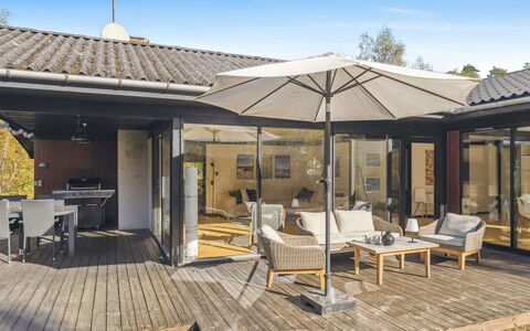 Alvilda - 200M from the Sea: Mueble, Mueble Para Exteriores, Vajilla, Mesa, Drinkware, Silla, Mesa Al Aire Libre, Comida, Botella