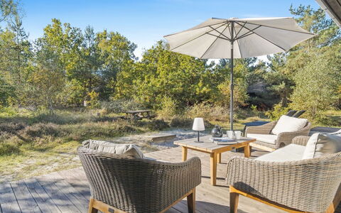 Alvilda - 200M from the Sea: Mueble, Mueble Para Exteriores, Vajilla, Mesa, Drinkware, Silla, Mesa Al Aire Libre, Comida, Botella