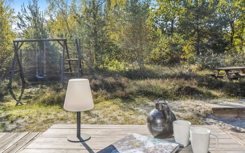 Alvilda - 200M from the Sea: Mueble, Mueble Para Exteriores, Vajilla, Mesa, Drinkware, Silla, Mesa Al Aire Libre, Comida, Botella