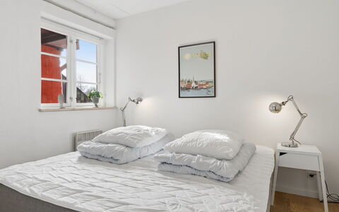 Anabella - 6Km from the Sea: Cama, Habitación, Mueble, Diseño De Interiores, Lecho, Suelo, Piso, Sábana, Linos, Marco De La Cama