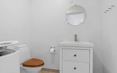 Anabella - 6Km from the Sea: Asiento Del Baño, Arreglo De Tubería, Baño, Piso, Baño, Suelo, Diseño De Interiores, Lavabo, Lavabo Del Baño, Mueble De Baño