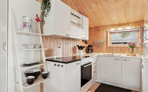 Apelun - 60M from the Sea: Cocina, Aparato De Cocina, Diseño De Interiores, Electrodoméstico, Madera, Piso, Mostrador, Mueble, Gabinetes, Techo