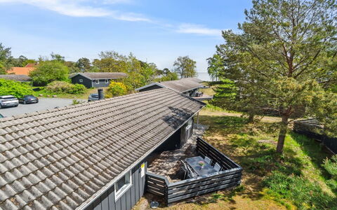 Liska - 60M from the Sea: Madera, Techo, Casa, Casa, Arquitectura, Vía Muerta, El Terreno Del Lote, Cabaña, Cobertizo, Edificios Del Jardín