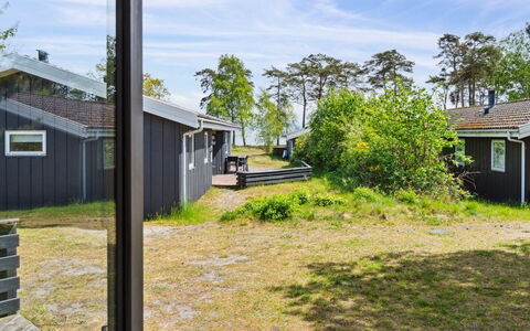 Liska - 60M from the Sea: Madera, Techo, Casa, Casa, Arquitectura, Vía Muerta, El Terreno Del Lote, Cabaña, Cobertizo, Edificios Del Jardín