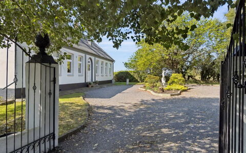 Ofelia - 4Km from the Sea: Techo, Casa, Casa, Cabaña, Puerta, Vía Muerta, Inmuebles, Césped, Yarda, Porche