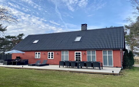 Jerg - 1Km from the Sea: Barrio Residencial, Arbusto, Casa, Casa, Jardín, Inmuebles, Sombra, Paisajismo, Césped