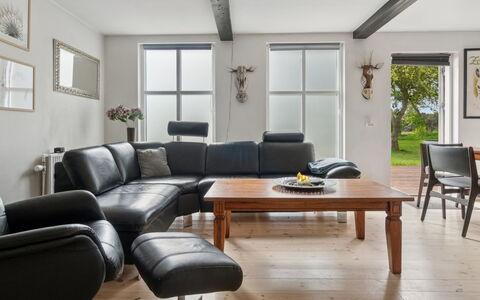 Jerg - 1Km from the Sea: Mueble, Piso, Diseño De Interiores, Sala, Suelo, Casa, Sofá, Habitación