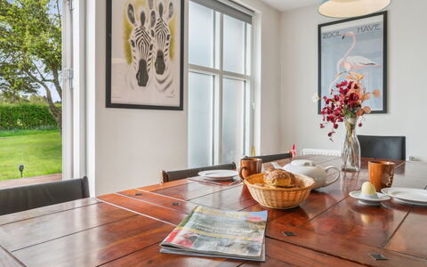 Jerg - 1Km from the Sea: Mueble, Diseño De Interiores, Piso, Comedor, Mesa, Pared, Suelo, Madera, Cocina Y Comedor Mesa, Silla