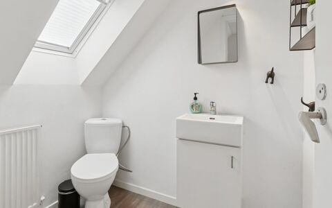 Jerg - 1Km from the Sea: Arreglo De Tubería, Piso, Suelo, Diseño De Interiores, Baño, Lavabo, Baño, Grifo, Plomería, Techo