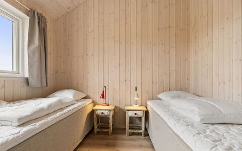 Nani - 500M from the Sea: Madera, Habitación, Suelo, Cama, Piso, Sábana, Techo, Lecho, Diseño De Interiores, Habitación