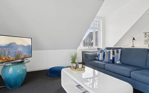 Carola - 1Km from the Sea: Diseño De Interiores, Piso, Mueble, Suelo, Techo, Sofá, Sala, Habitación, Encendiendo, Casa