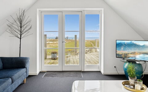 Carola - 1Km from the Sea: Madera, Piso, Suelo, Diseño De Interiores, Mueble, Habitación, Techo, Sala, Silla