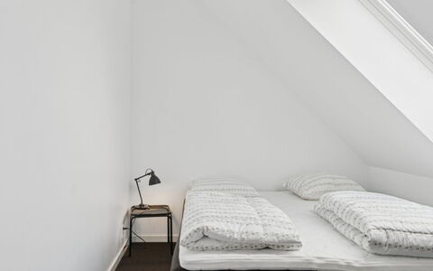 Carola - 1Km from the Sea: Habitación, Cama, Suelo, Lecho, Sábana, Diseño De Interiores, Linos, Piso, Marco De La Cama, Techo