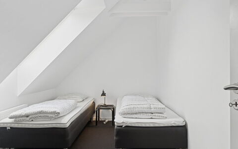 Carola - 1Km from the Sea: Habitación, Cama, Suelo, Diseño De Interiores, Lecho, Sábana, Piso, Marco De La Cama, Linos, Habitación