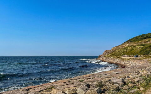 Hening - 150M from the Sea: Barrio Residencial, Arbusto, Casa, Casa, Jardín, Inmuebles, Sombra, Paisajismo, Césped