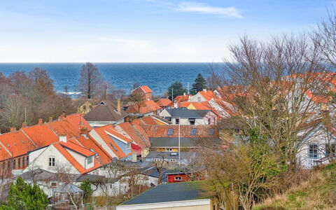 Hening - 150M from the Sea: Barrio Residencial, Arbusto, Casa, Casa, Jardín, Inmuebles, Sombra, Paisajismo, Césped