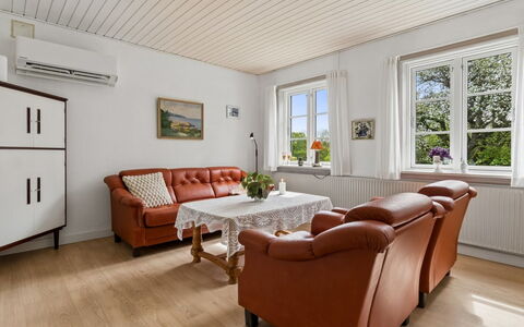 Hening - 150M from the Sea: Mueble, Diseño De Interiores, Piso, Pared, Sofá, Suelo, Madera, Techo, Suelos De Madera, Sala