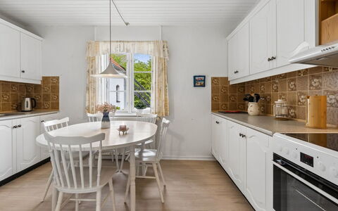 Hening - 150M from the Sea: Piso, Diseño De Interiores, Suelo, Cocina, Mueble, Madera, Mostrador, Techo, Gabinetes, Casa