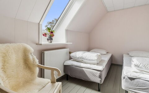 Hening - 150M from the Sea: Habitación, Madera, Cama, Mueble, Lecho, Sábana, Diseño De Interiores, Suelo, Casa, Linos
