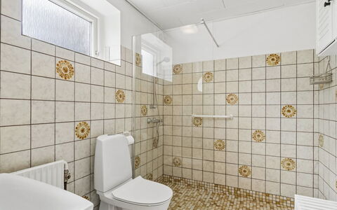 Hening - 150M from the Sea: Piso, Suelo, Loseta, Asiento Del Baño, Baño, Arreglo De Tubería, Baño, Plomería, Cerámico