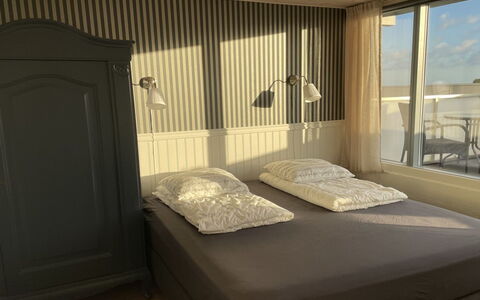 Evalina - 150M from the Sea: Habitación, Cama, Madera, Sábana, Mueble, Diseño De Interiores, Lecho, Suelo, Piso, Linos