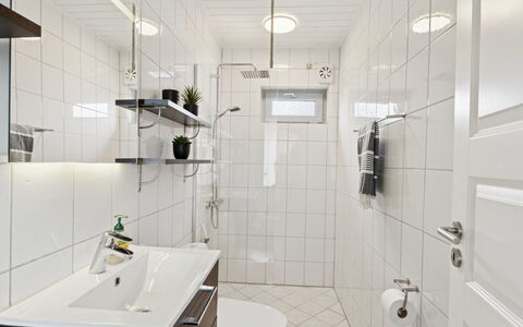 Evalina - 150M from the Sea: Baño, Diseño De Interiores, Arreglo De Tubería, Piso, Pared, Suelo, Lavabo, Lavabo Del Baño, Baño, Grifo