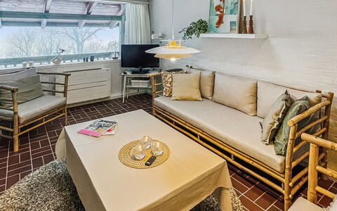 Arnt - 100M from the Sea: Mueble, Diseño De Interiores, Piso, Sofá, Suelo, Madera, Sala, Techo, Encendiendo, Habitación
