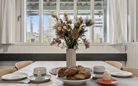 Arnt - 100M from the Sea: Mueble, Diseño De Interiores, Mesa, Vajilla, Textil, Encendiendo, Cocina Y Comedor Mesa, Comedor, Silla, Habitación