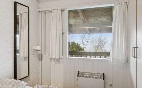 Arnt - 100M from the Sea: Diseño De Interiores, Madera, Suelo, Habitación, Piso, Cama, Textil, Techo, Mueble, Linos