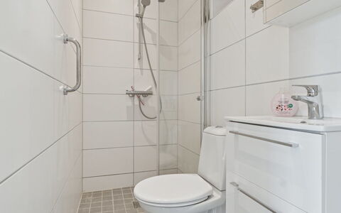 Elso - 5Km from the Sea: Baño, Arreglo De Tubería, Piso, Asiento Del Baño, Baño, Suelo, Diseño De Interiores, Lavabo, Plomería, Lavabo Del Baño