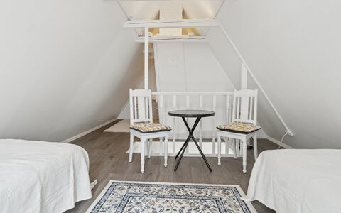 Elso - 5Km from the Sea: Piso, Suelo, Diseño De Interiores, Mueble, Madera, Habitación, Techo, Cama, Encendiendo, Habitación