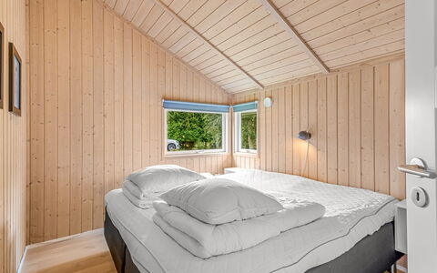 Vilmar - 250M from the Sea: Madera, Habitación, Diseño De Interiores, Techo, Cama, Casa, Suelo, Habitación, Lecho, Sábana