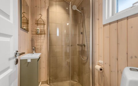 Vilmar - 250M from the Sea: Piso, Suelo, Pared, Madera, Arreglo De Tubería, Diseño De Interiores, Baño, Techo, Baño, Habitación
