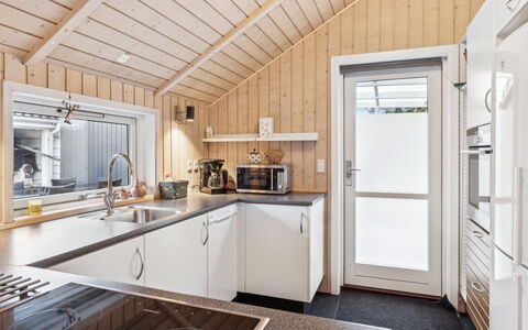 Loreia - 350M from the Sea: Madera, Cocina, Electrodoméstico, Mostrador, Arreglo De Tubería, Casa, Techo, Aparato De Cocina, Grifo, Plomería
