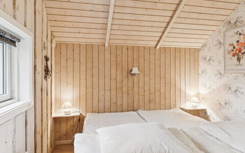 Loreia - 350M from the Sea: Madera, Habitación, Diseño De Interiores, Cama, Techo, Mueble, Suelo, Casa, Lecho, Sábana