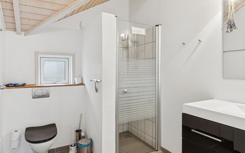 Loreia - 350M from the Sea: Arreglo De Tubería, Diseño De Interiores, Piso, Suelo, Techo, Baño, Lavabo, Lavabo Del Baño, Grifo, Mueble De Baño