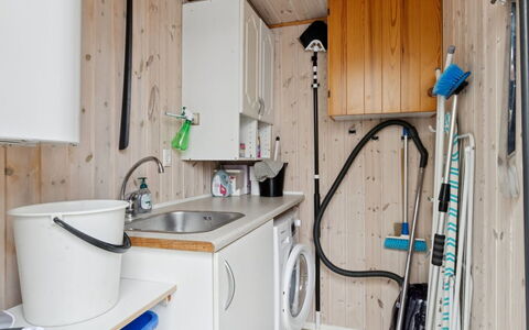 Loreia - 350M from the Sea: Piso, Suelo, Habitación, Lavadora, Arreglo De Tubería, Plomería, Máquina, Cuarto De Lavado, Electrodoméstico, Lavabo